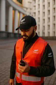 20251023_1553_Security Guard at Airport_remix_01k896j4hpfqdr4g76e3s859tg