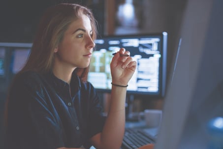 EXP_IT_At_Work_Female1_CMYK